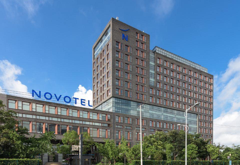 Novotel Shanghai Clover - Tap to explore photos