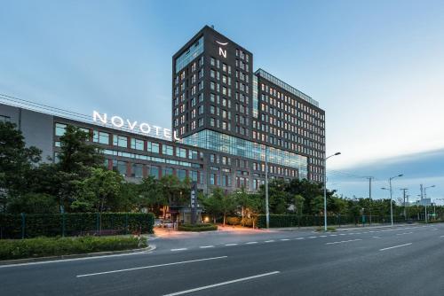 Novotel Shanghai Clover - Tap to explore photos