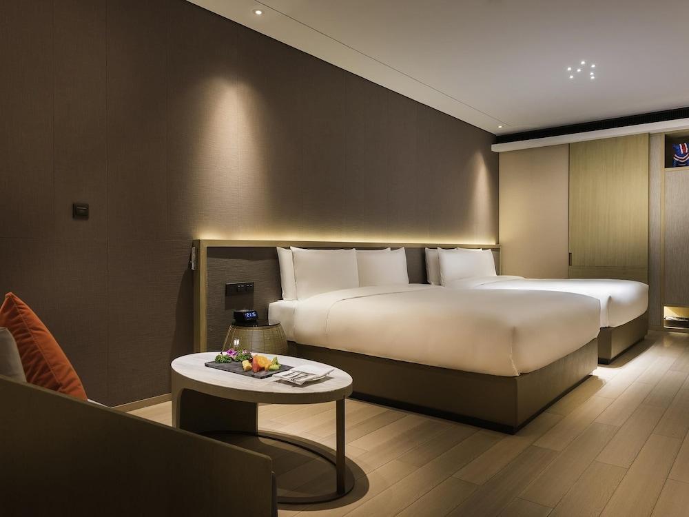 Novotel Shanghai Clover - Tap to explore photos
