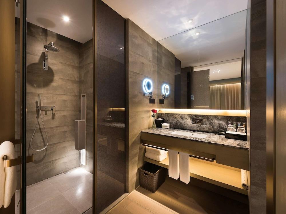 Novotel Shanghai Clover - Tap to explore photos