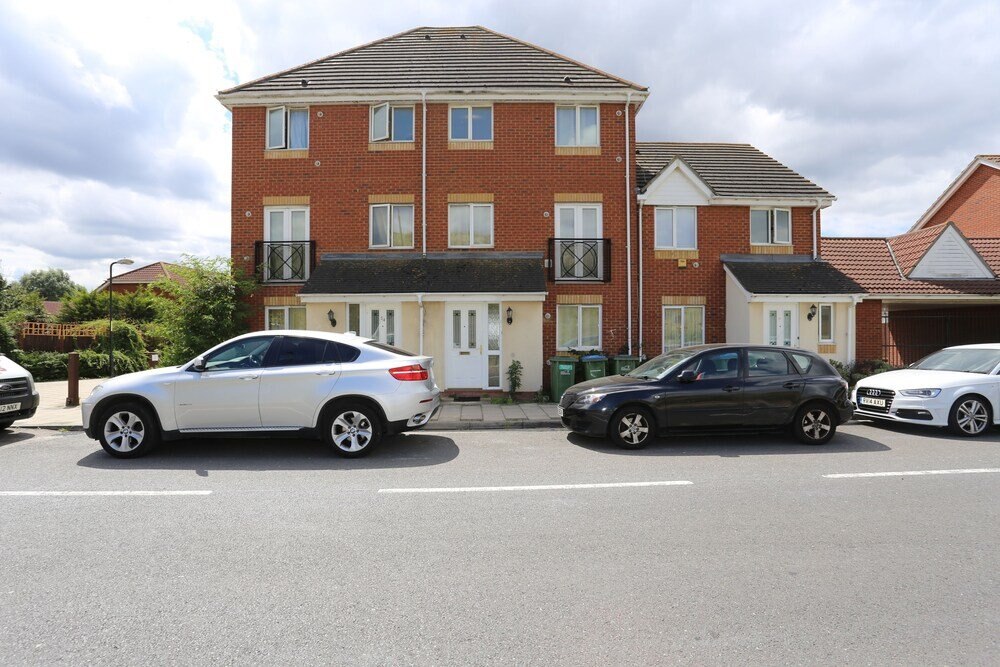 Beautiful 4 beds Hillview House