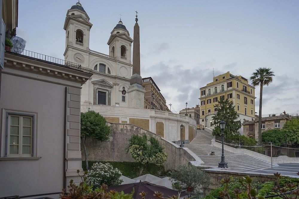 Les Diamants Spanish Steps Suite - Tap to explore photos