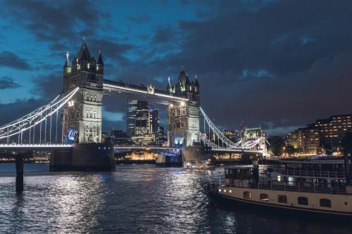 citizenM Tower of London - Tap to explore photos
