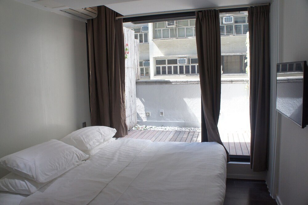 Homy Central Room Type - Queen Bed Room with Balcony
