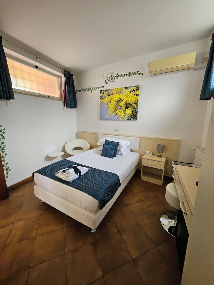Albis Rooms Guest House - Tap to explore photos