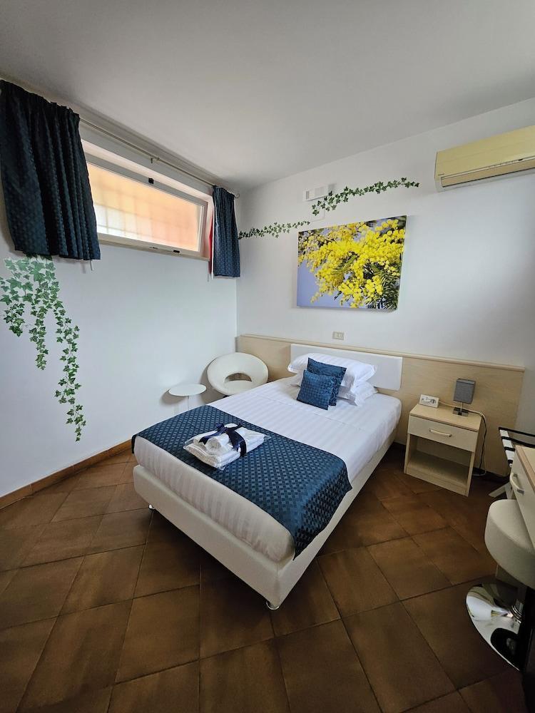 Albis Rooms Guest House - Tap to explore photos