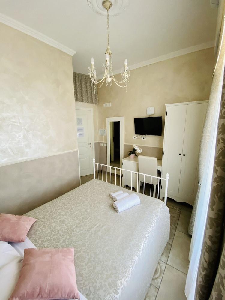 Domus Valadier Guesthouse - Tap to explore photos