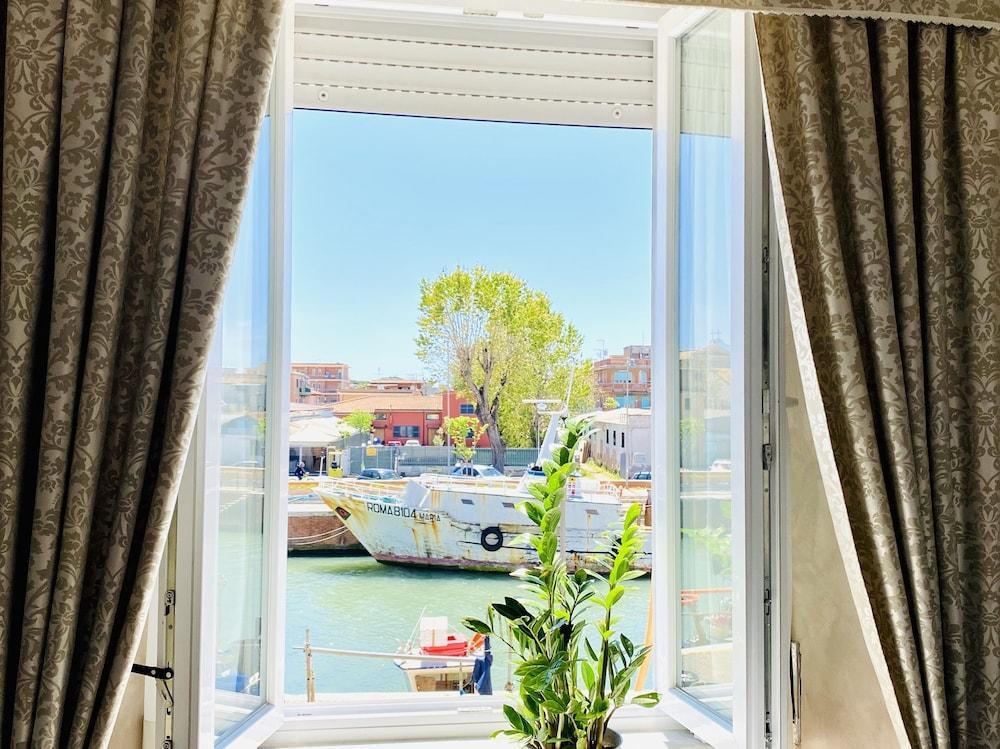 Domus Valadier Guesthouse - Tap to explore photos
