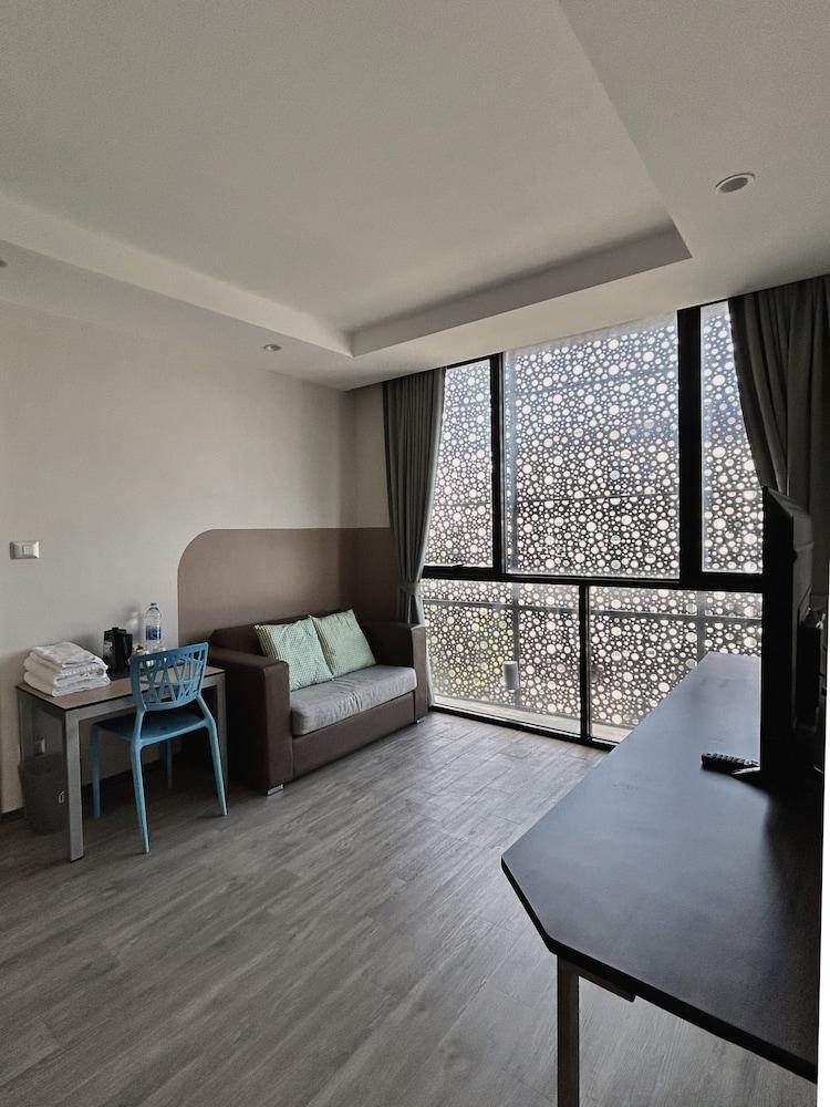 Varrzon Residence Srinakarin 56 - Tap to explore photos