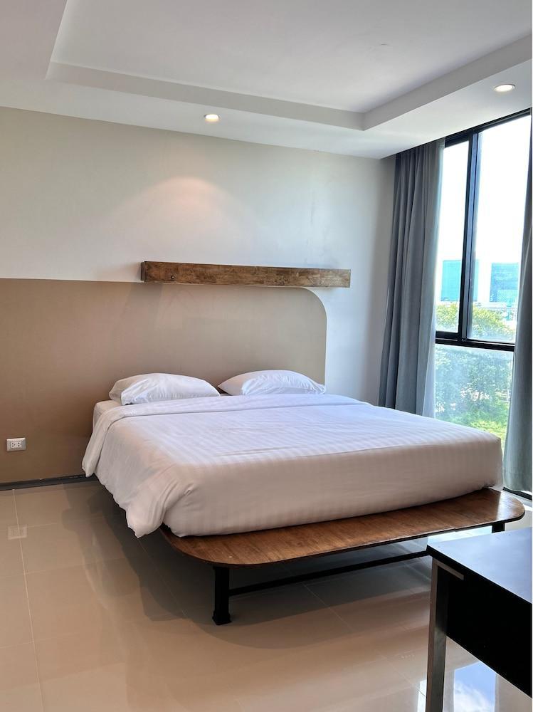 Varrzon Residence Srinakarin 56 Room Type - Suite, Non Smoking, Balcony