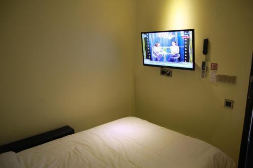 Au Bon Hostel Room Type - Single Room (No Window)