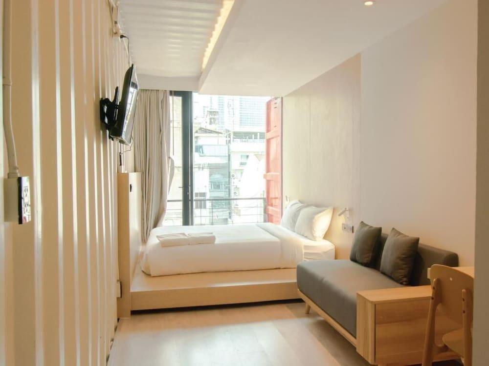 Sleep Box Sukhumvit 22 Room Type - Deluxe Sweet Room