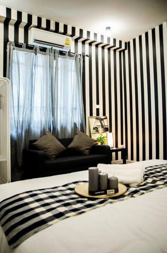 GOODFELLAS THONG LO HOSTEL #No check-in after 5pm #Please submit arrival time after booking Room Type -  Stripe room (No.3B)