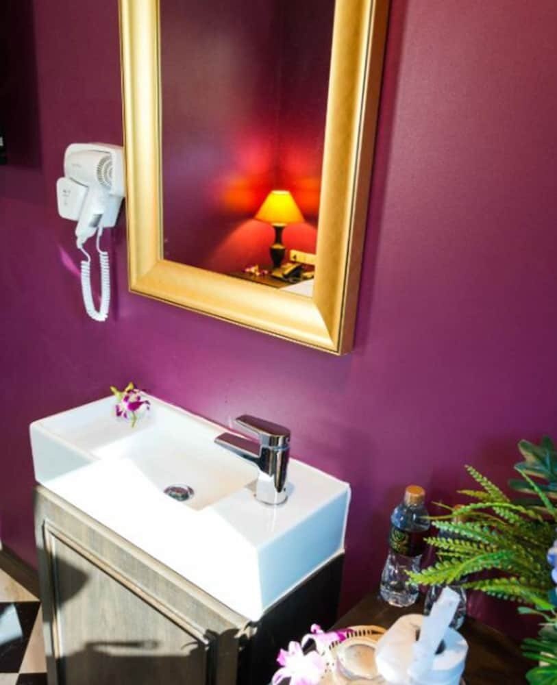 Violet Tower at Khaosan Palace Room Type - Violet Twin Room