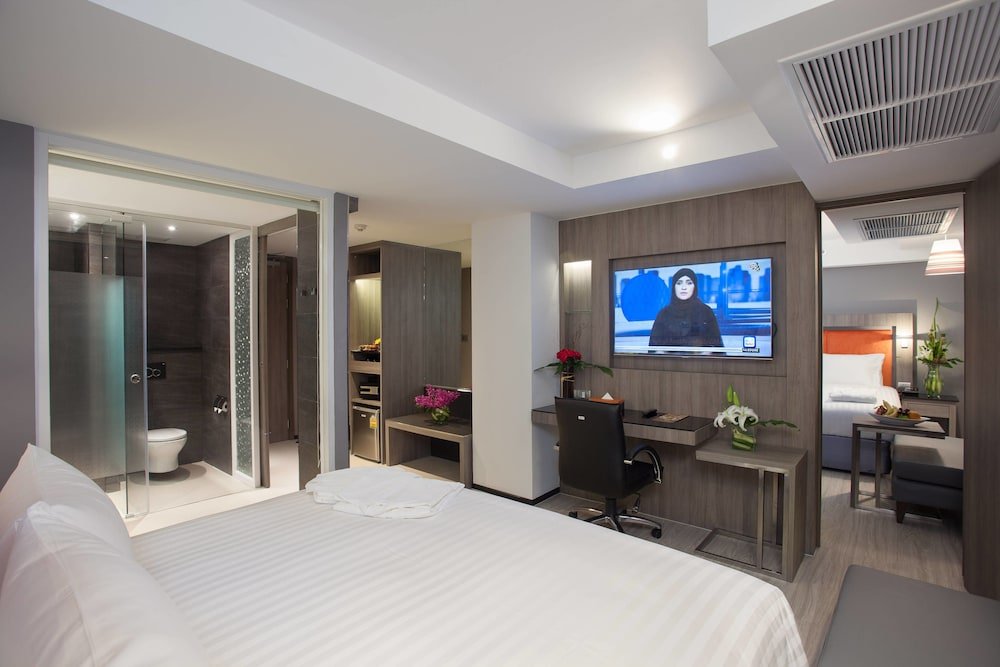 Grand 5 Hotel & Plaza Sukhumvit Bangkok - Tap to explore photos