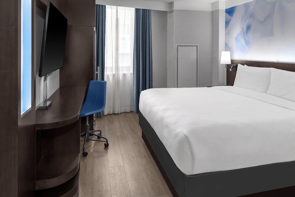 Four Points By Sheraton New York Downtown Room Type - Room, 1 King Bed (Mobility/Hearing Access, Roll-in Shwr)