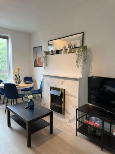 London Bridge Apartment - Tap to explore photos