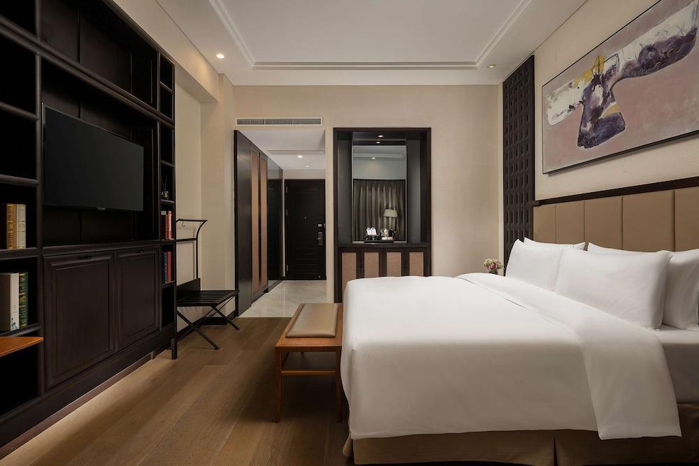 DoubleTree by Hilton Shanghai Hongqiao Room Type - Deluxe King Room