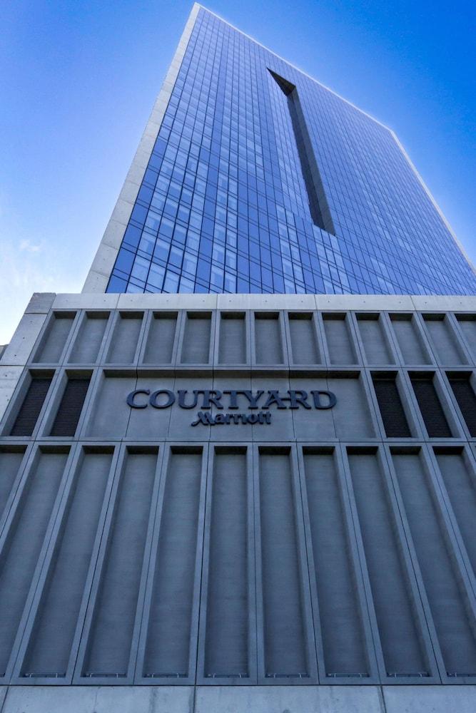 Courtyard Long Island City/New York Manhattan View - Tap to explore photos