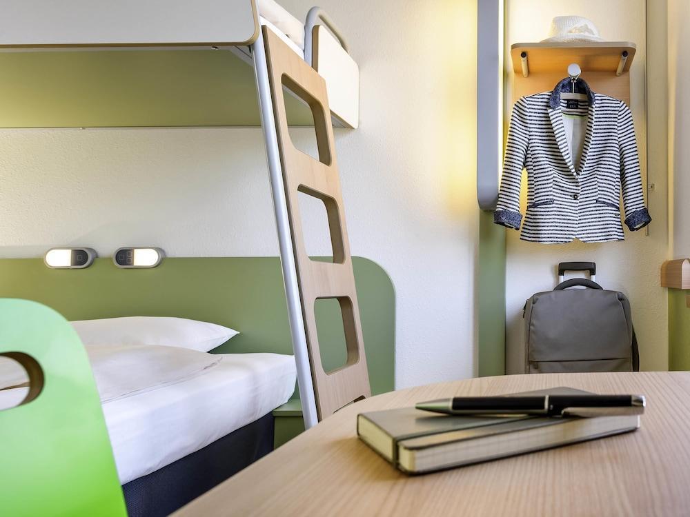 ibis budget Courbevoie Paris la Defense 1 Room Type - Triple Room, Multiple Beds