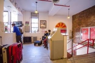 Jazz on The Park Hostel - Tap to explore photos
