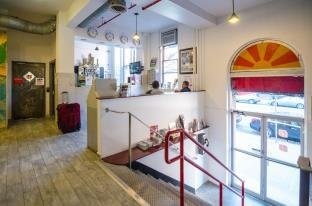 Jazz on The Park Hostel - Tap to explore photos