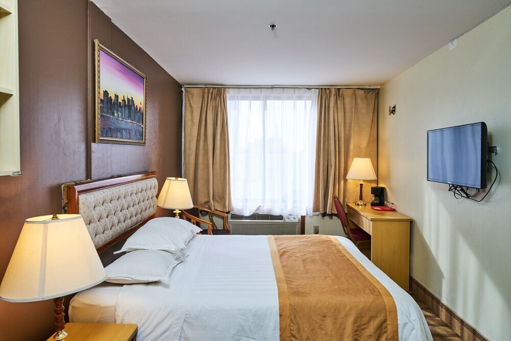Flushing Hotel Room Type - Queen Room