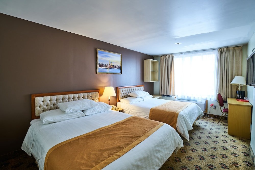 Flushing Hotel Room Type - Queen Room with Two Queen Beds