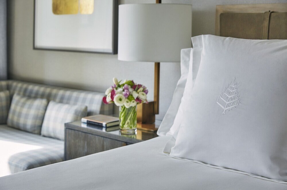 Four Seasons Hotel New York Downtown Room Type - Manhattan Room with king bed