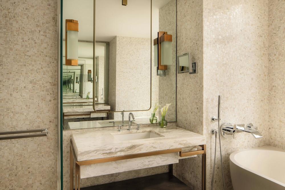 Four Seasons Hotel New York Downtown Room Type - Liberty Suite