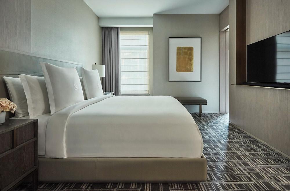 Four Seasons Hotel New York Downtown Room Type - Accessible Oculus Suite