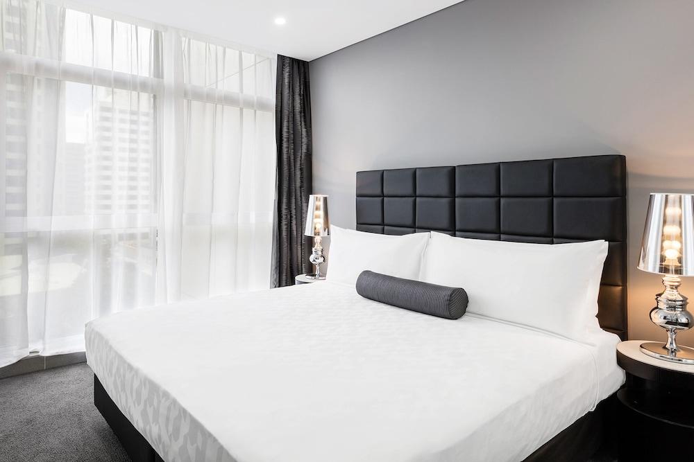 Meriton Suites Chatswood - Tap to explore photos
