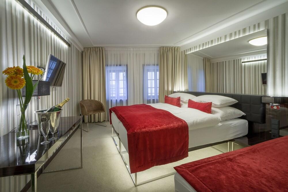 Clementin Room Type - Standard Triple Room