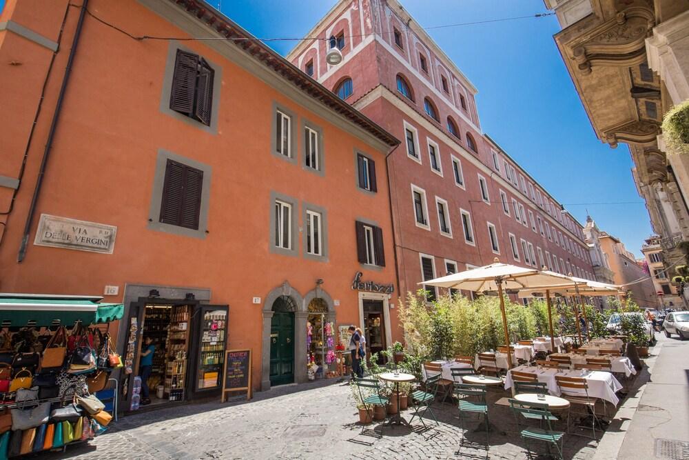 Piccolo Trevi Suites - Tap to explore photos