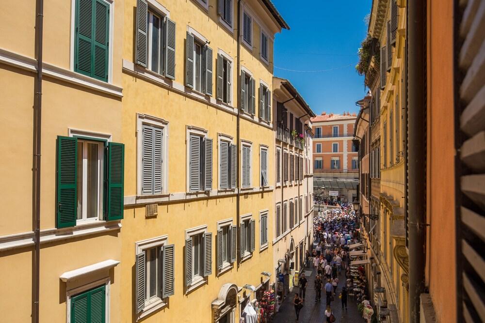 Piccolo Trevi Suites - Tap to explore photos