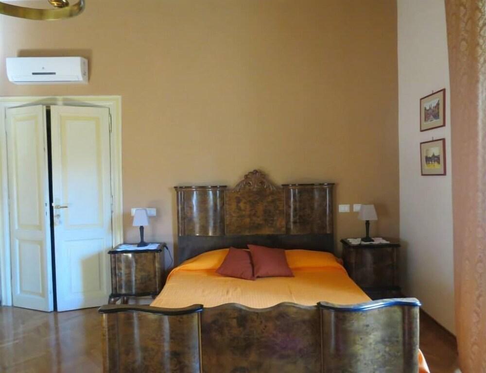 B&B Rome Charming House - Tap to explore photos