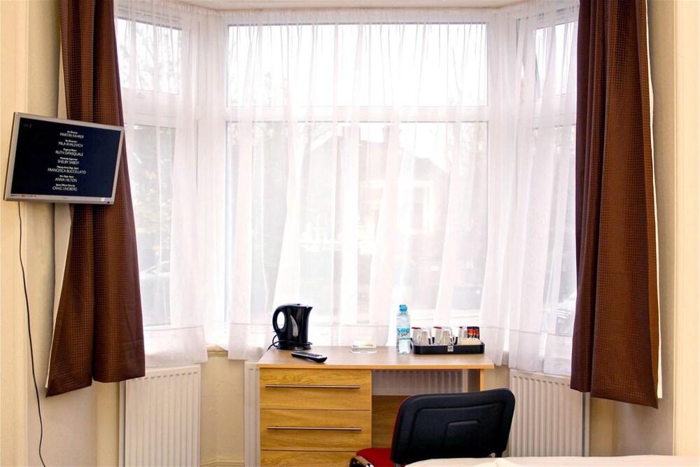 Central Hotel Golders Green - Tap to explore photos