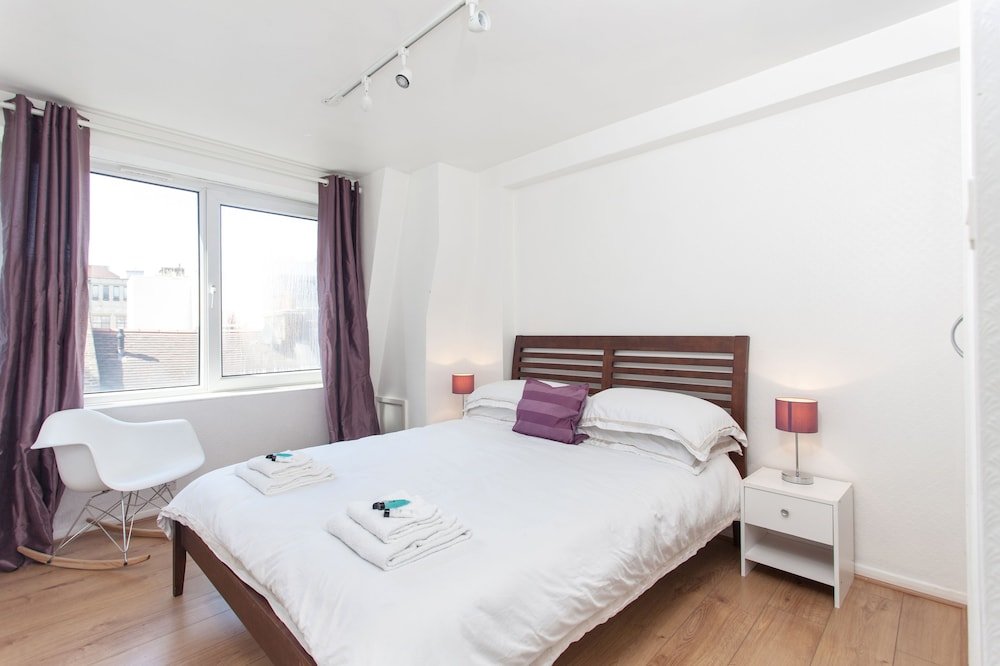 Oxford Street & Soho Modern 2 Bed Apt - Tap to explore photos