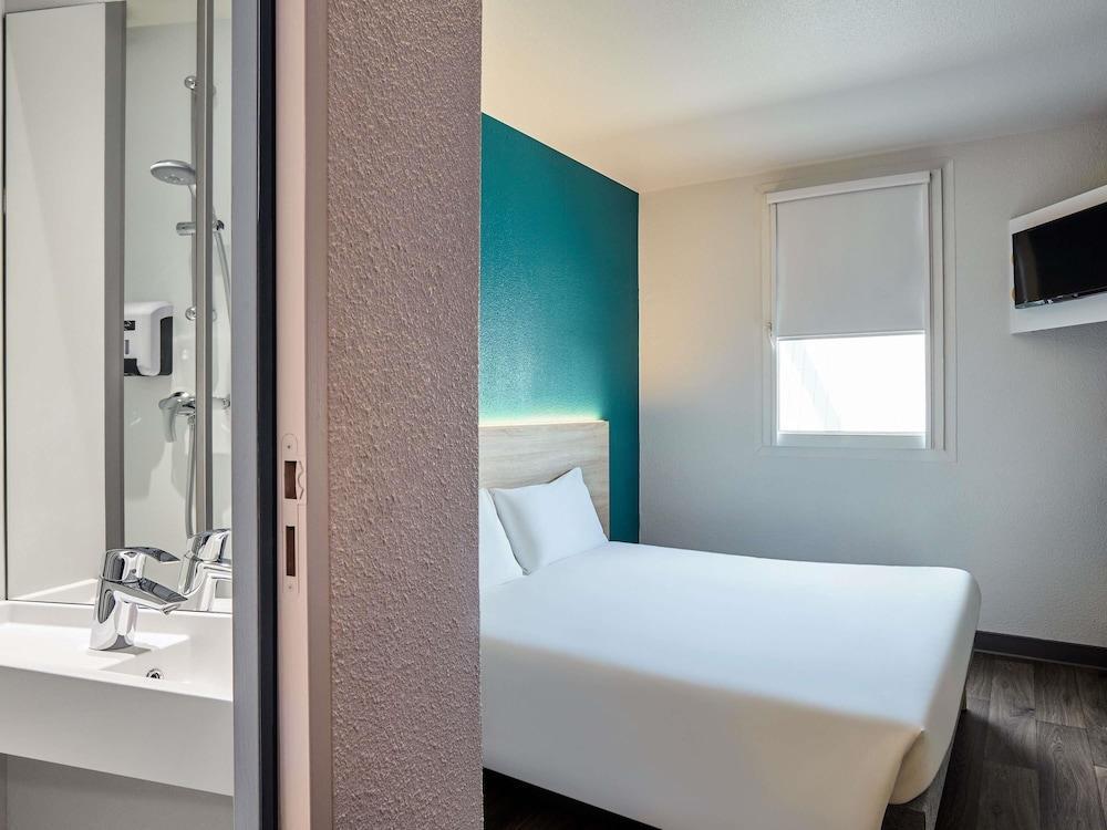 hotelF1 Rungis Orly Room Type - Room, 1 Double Bed, Private Bathroom (Cabrio)