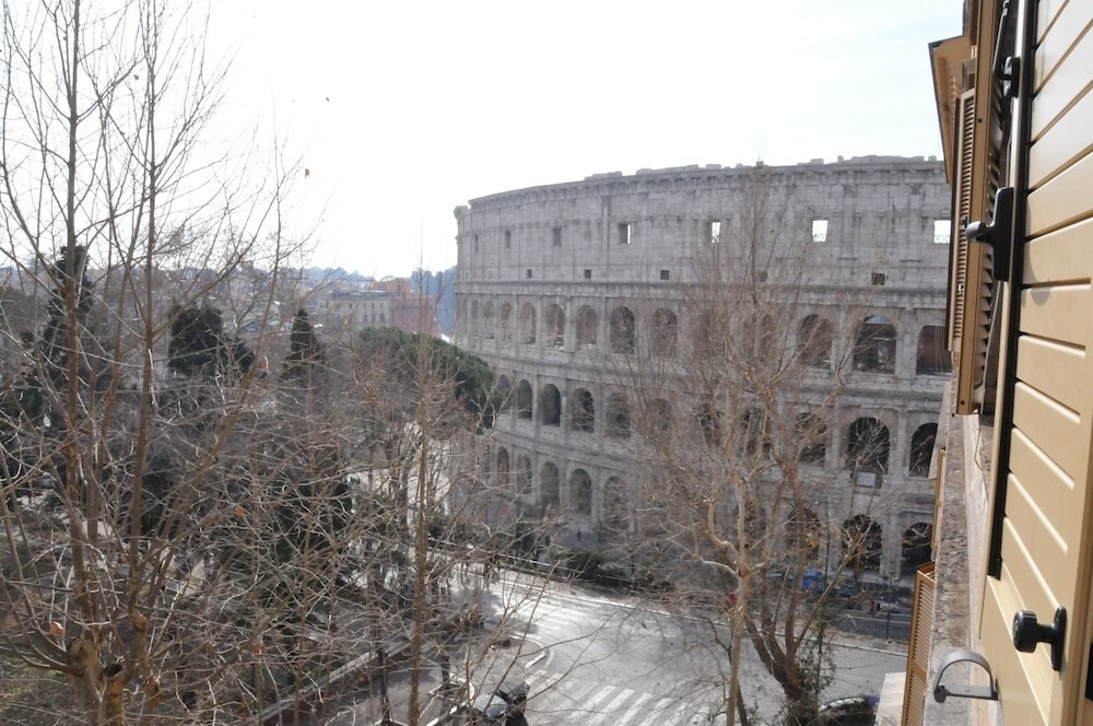Colosseum Corner Room Type - Deluxe Triple Room (with Colosseo View) Colosseum Corner Room Type - Deluxe Triple Room (with Colosseo View)