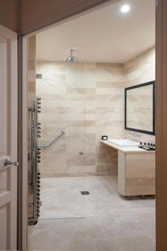 Hotel Saint Louis Pigalle - Tap to explore photos