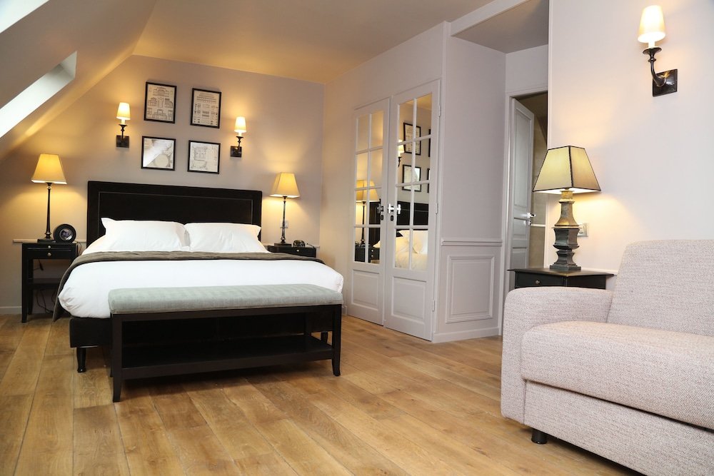 Hotel Avama Montmartre Room Type - Deluxe Suite with Eiffel Tower view Hotel Avama Montmartre Room Type - Deluxe Suite with Eiffel Tower view