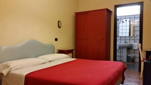 Hotel Croce Di Malta - Tap to explore photos