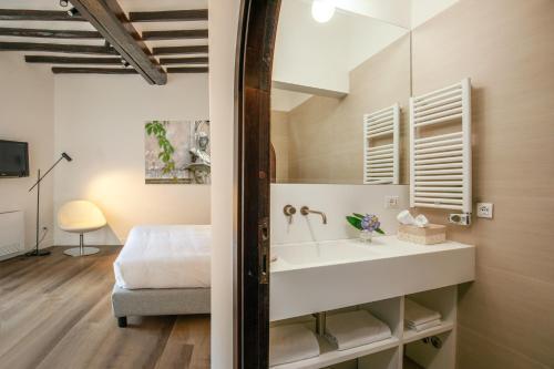 Boutique Hotel Campo dé Fiori - Tap to explore photos
