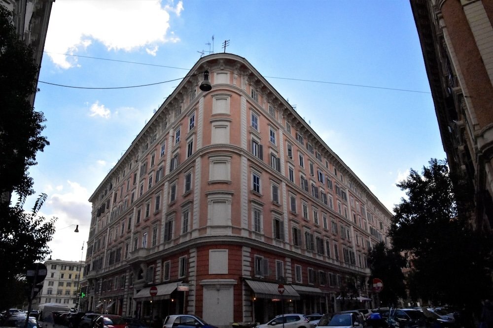 Catone Vatican Suites - Tap to explore photos