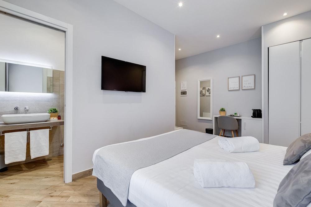 Colonna Luxury Suites - Tap to explore photos