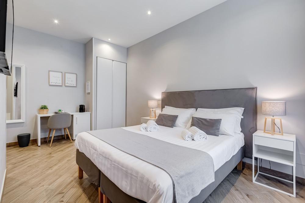 Colonna Luxury Suites Room Type - Deluxe Room