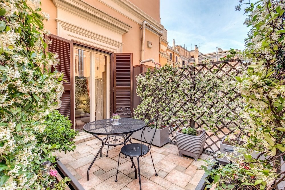 Ecce Roma Suites - Tap to explore photos