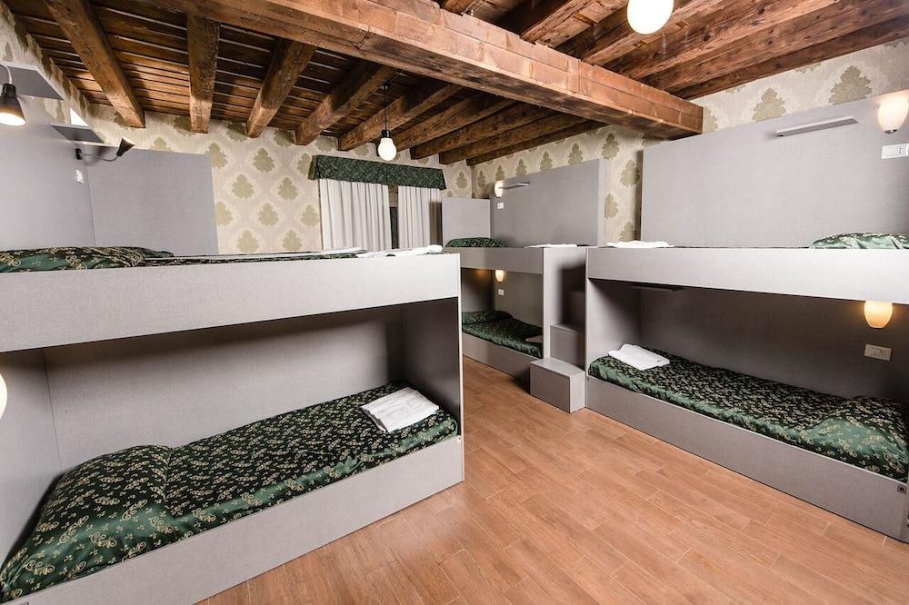 Hostel Beautiful Room Type - Bed in 8-Bed Mixed Dormitory Room - 8 single beds