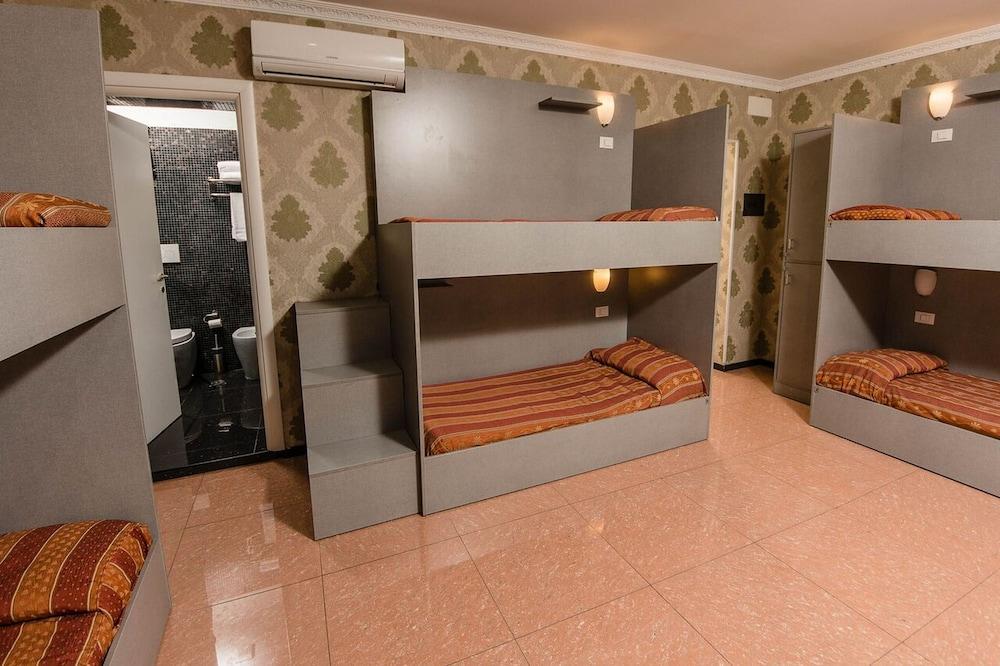 Hostel Beautiful Room Type - Bed in 5-Bed Dormitory Room - 1 single bed and 2 bunk beds (5 single beds)